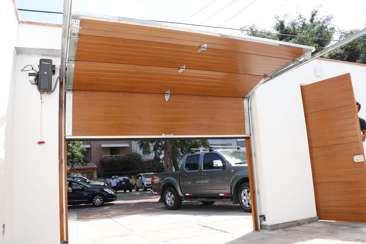 Acabado tipo madera en puerta seccional automatica